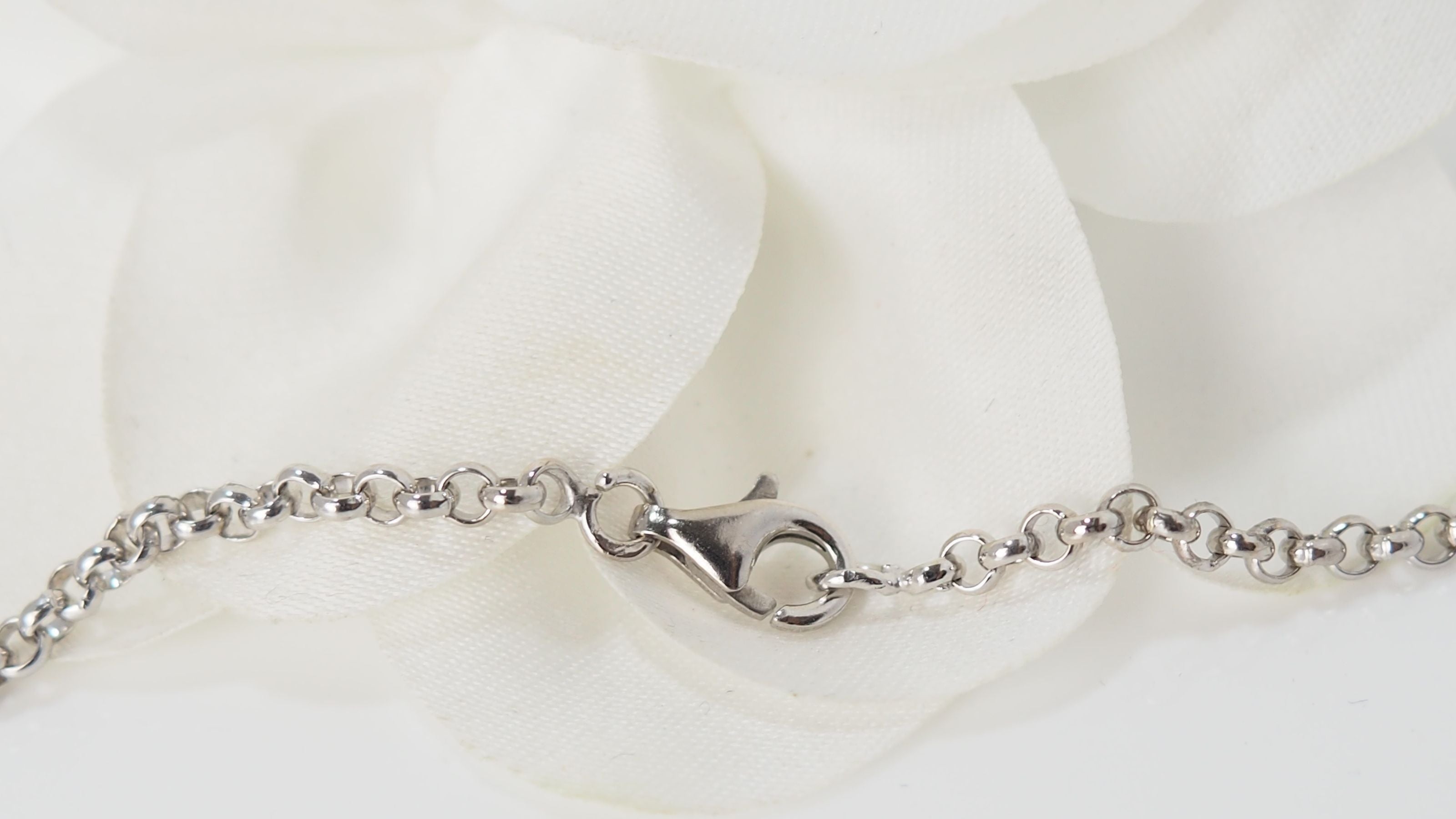 Collier pendentif coeur en or blanc et diamants