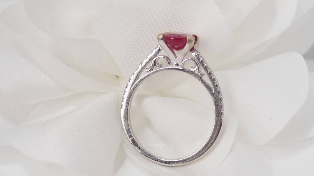 Bague en or blanc, rubis et diamants
