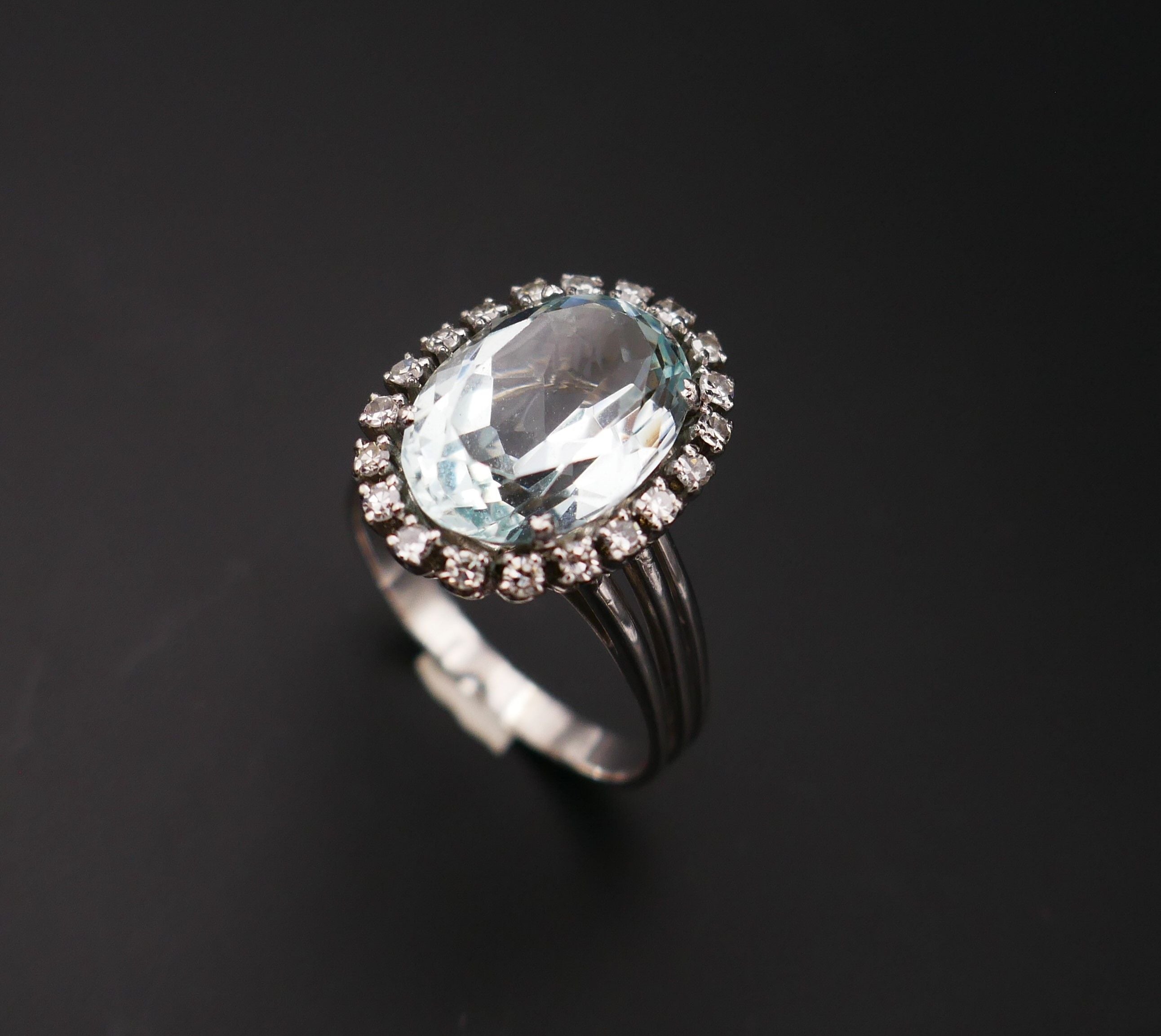 Bague Sertie d'Une Aigue Marine naturelle Et Diamants.
