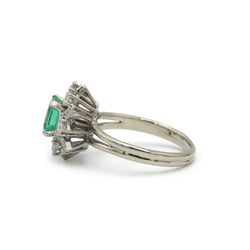 Ring Marguerite in white gold, paltinium, emerald and diamonds.