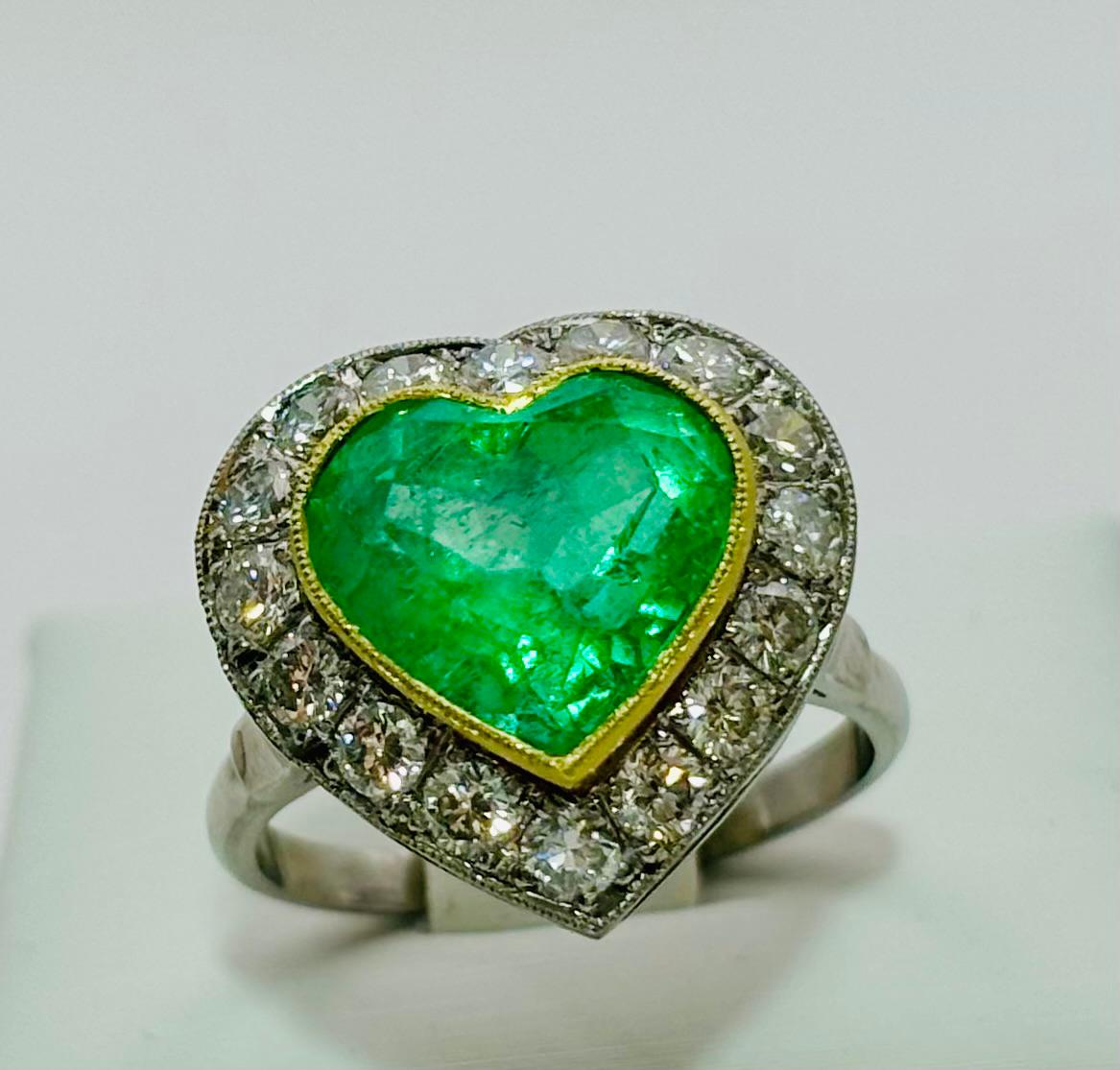 ANILLO EN PLATINO Y ORO CON UNA ESMERALDA Y DIAMANTES
