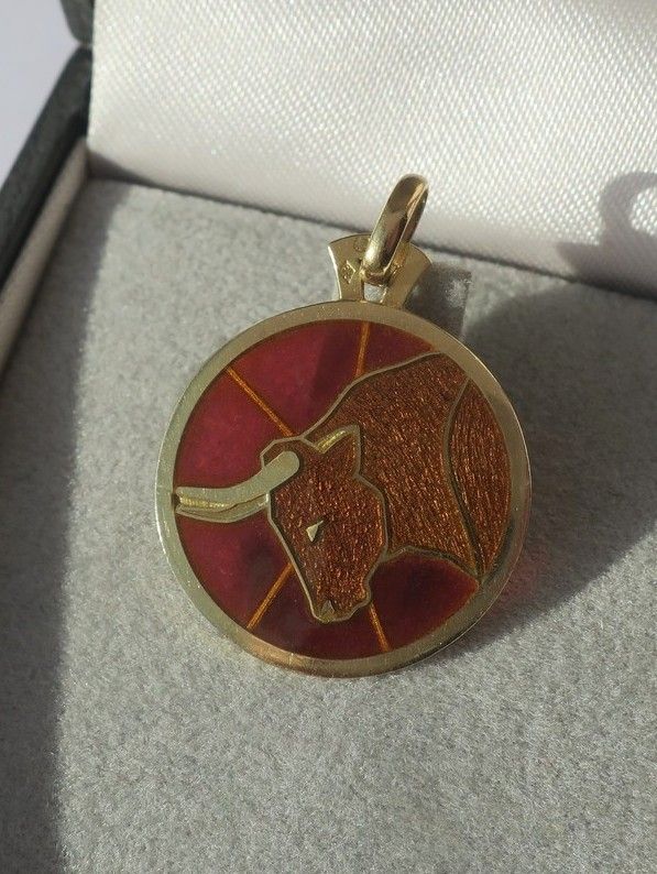 Pendentif CARTIER zodiaque taureau en or jaune et émail