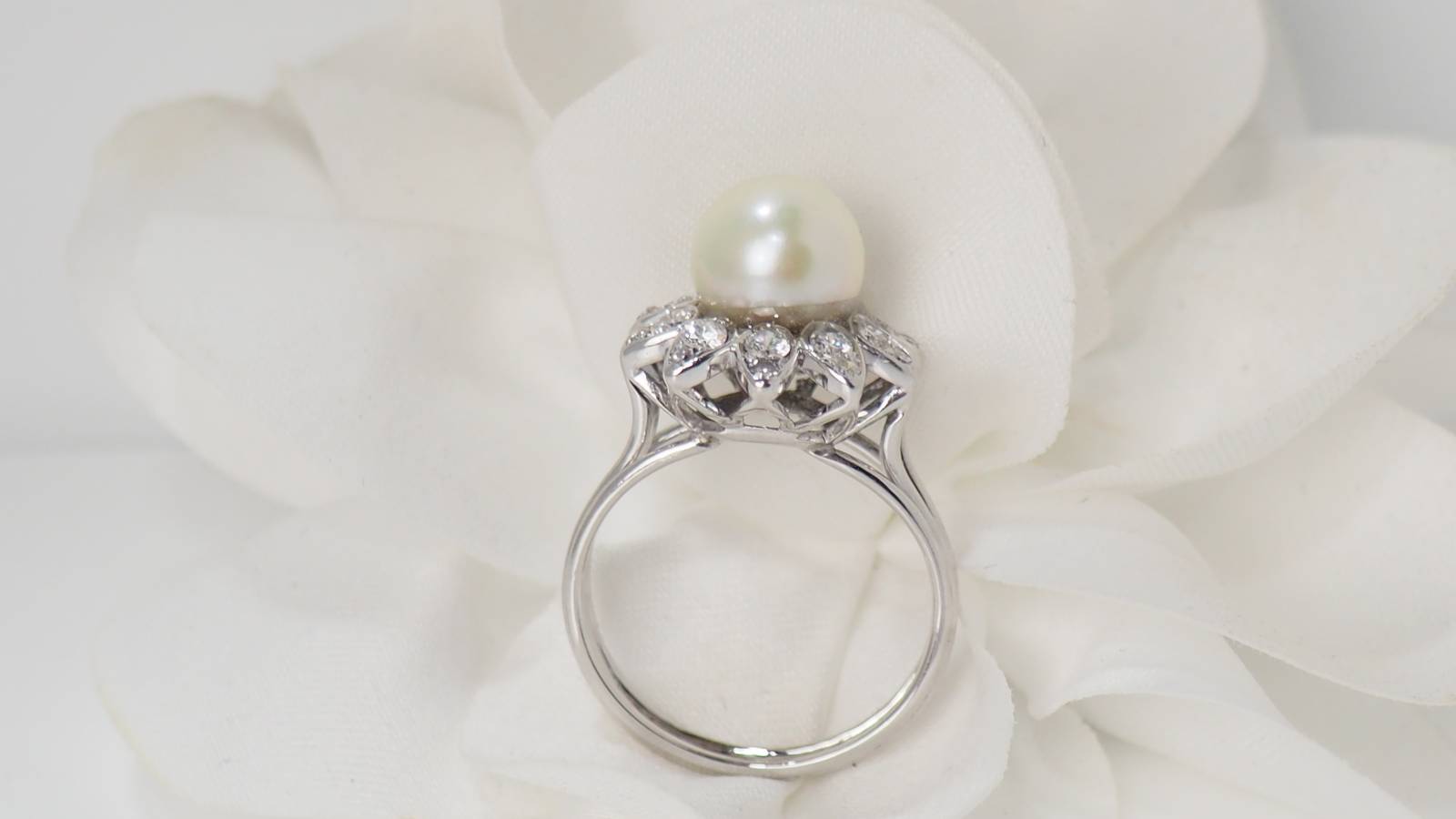 Bague en or blanc, perle de culture et diamants