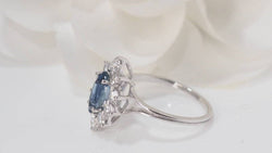 Bague navette en or blanc, saphir et diamants