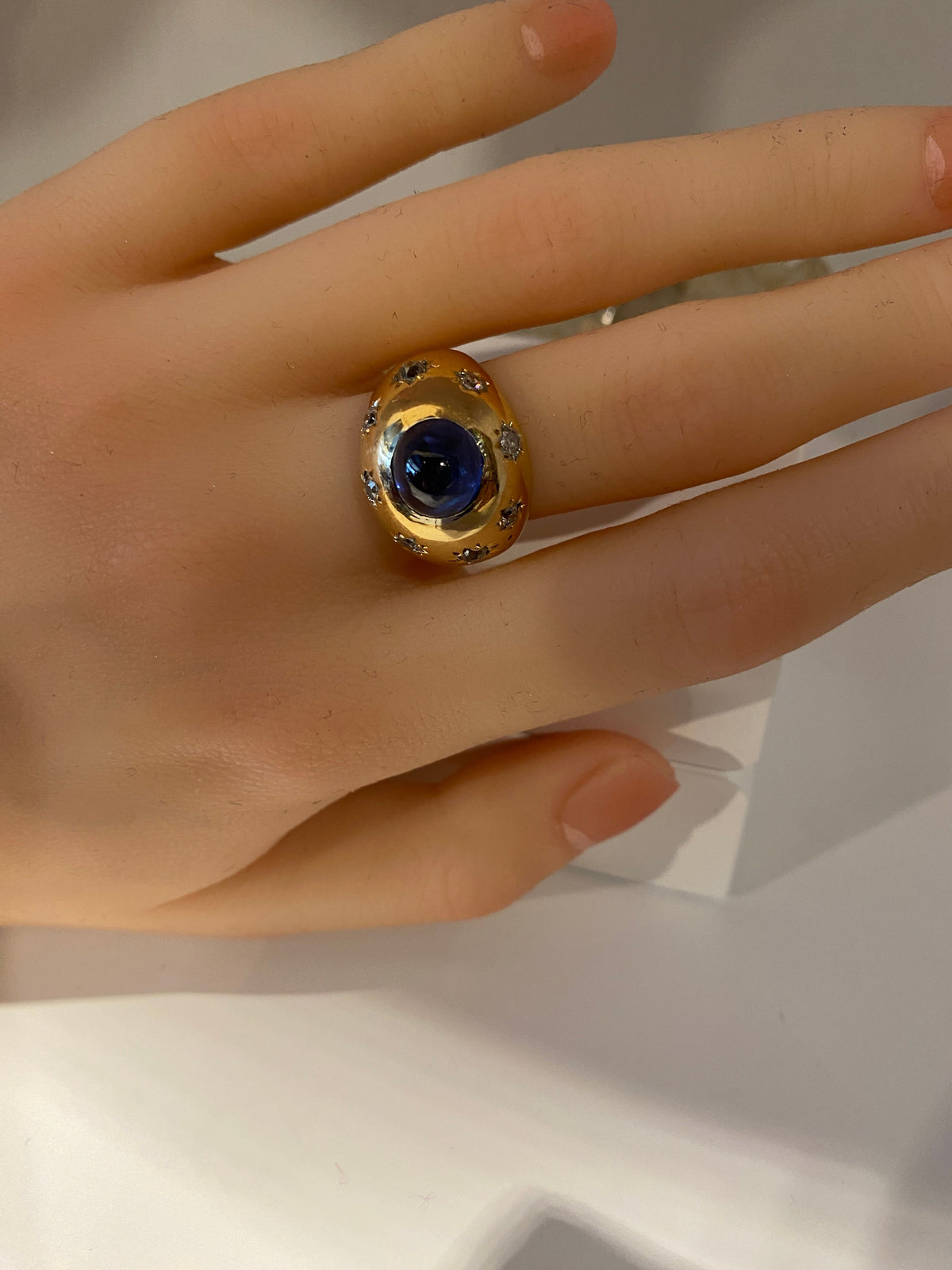 Bague en or 18 carats, saphir cabochon 5.10 ct ceylan non chauffé vers 1940