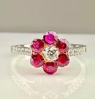 Bague marguerite en or 18 carats en rubis et diamants