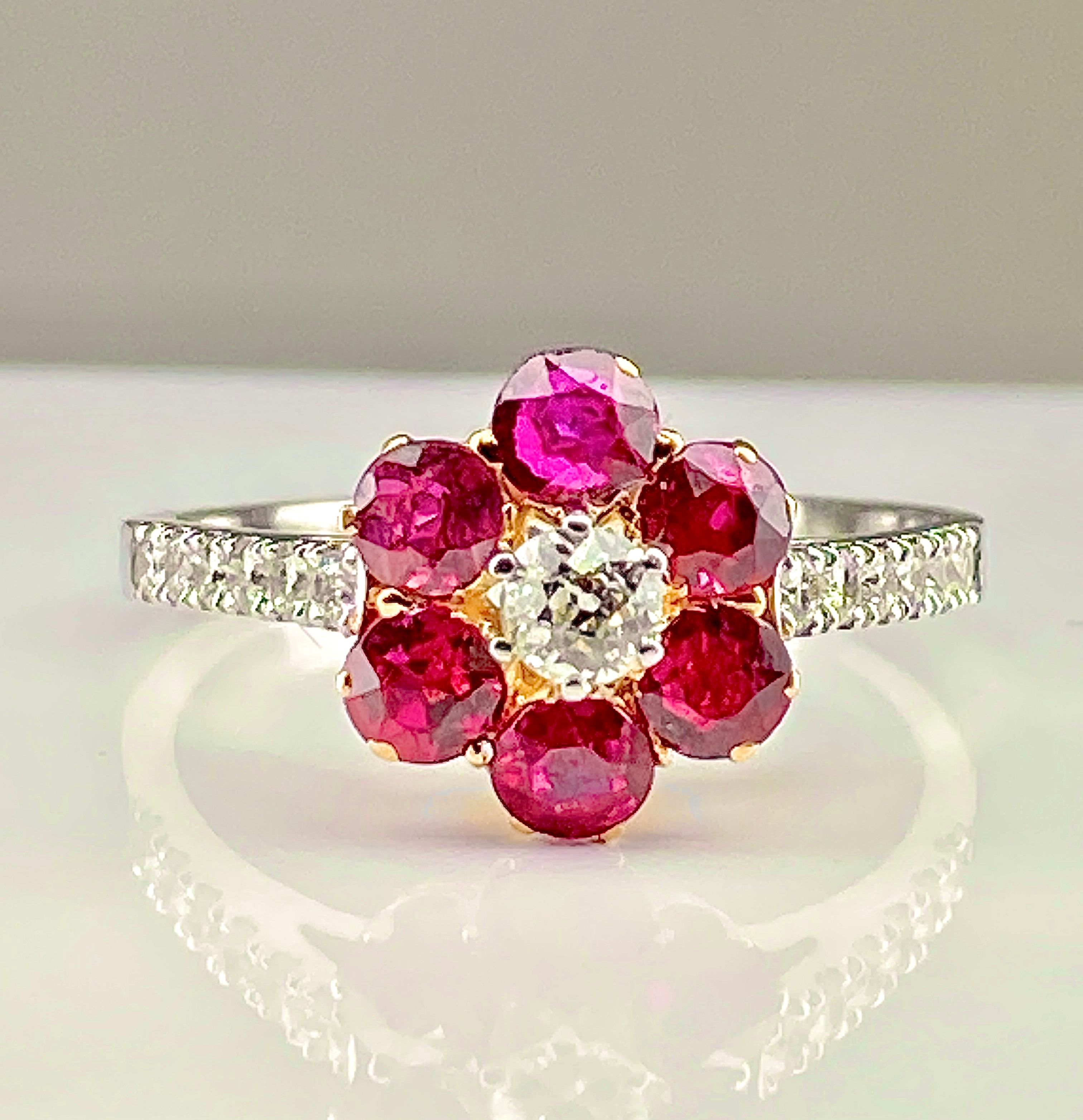 Bague marguerite en or 18 carats en rubis et diamants