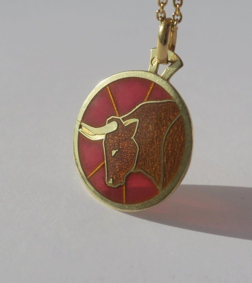 Pendentif CARTIER zodiaque taureau en or jaune et émail