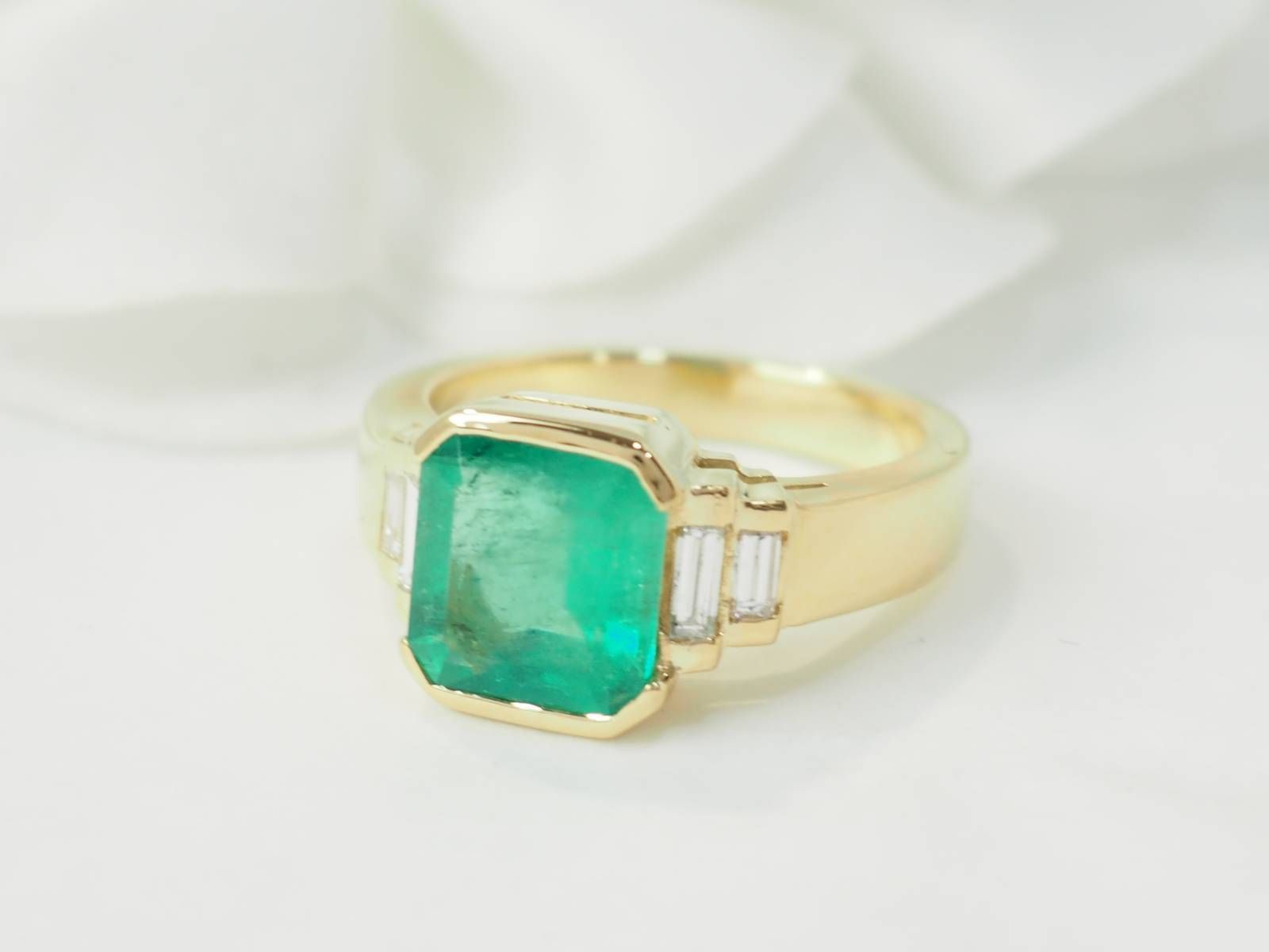 Bague en or jaune et émeraude