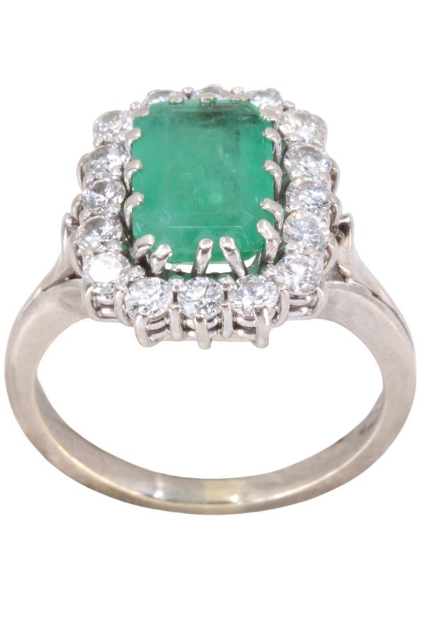 BAGUE MARQUISE ÉMERAUDE ET DIAMANTS