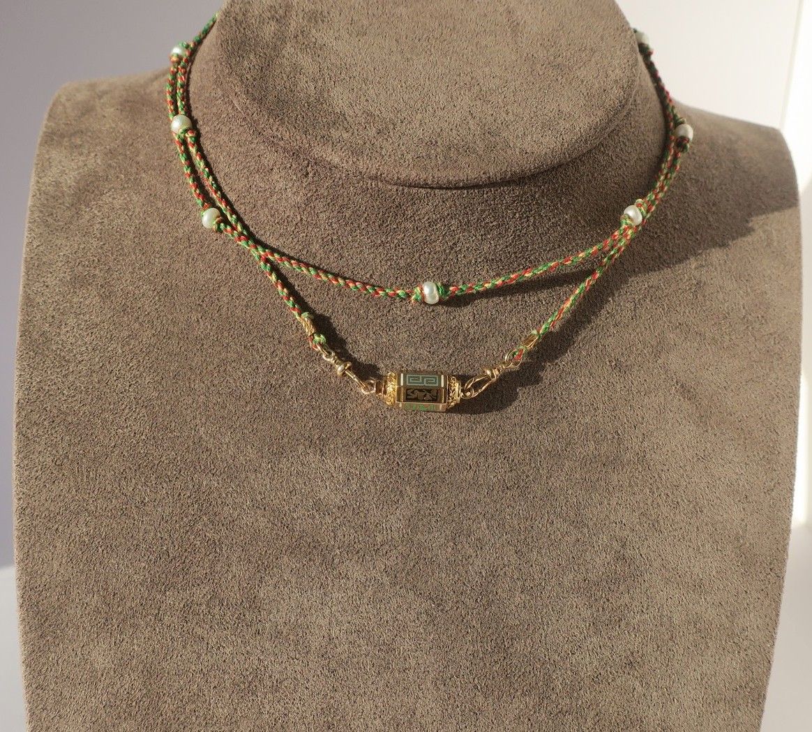 Collier fermoir ancien en or rose et émail