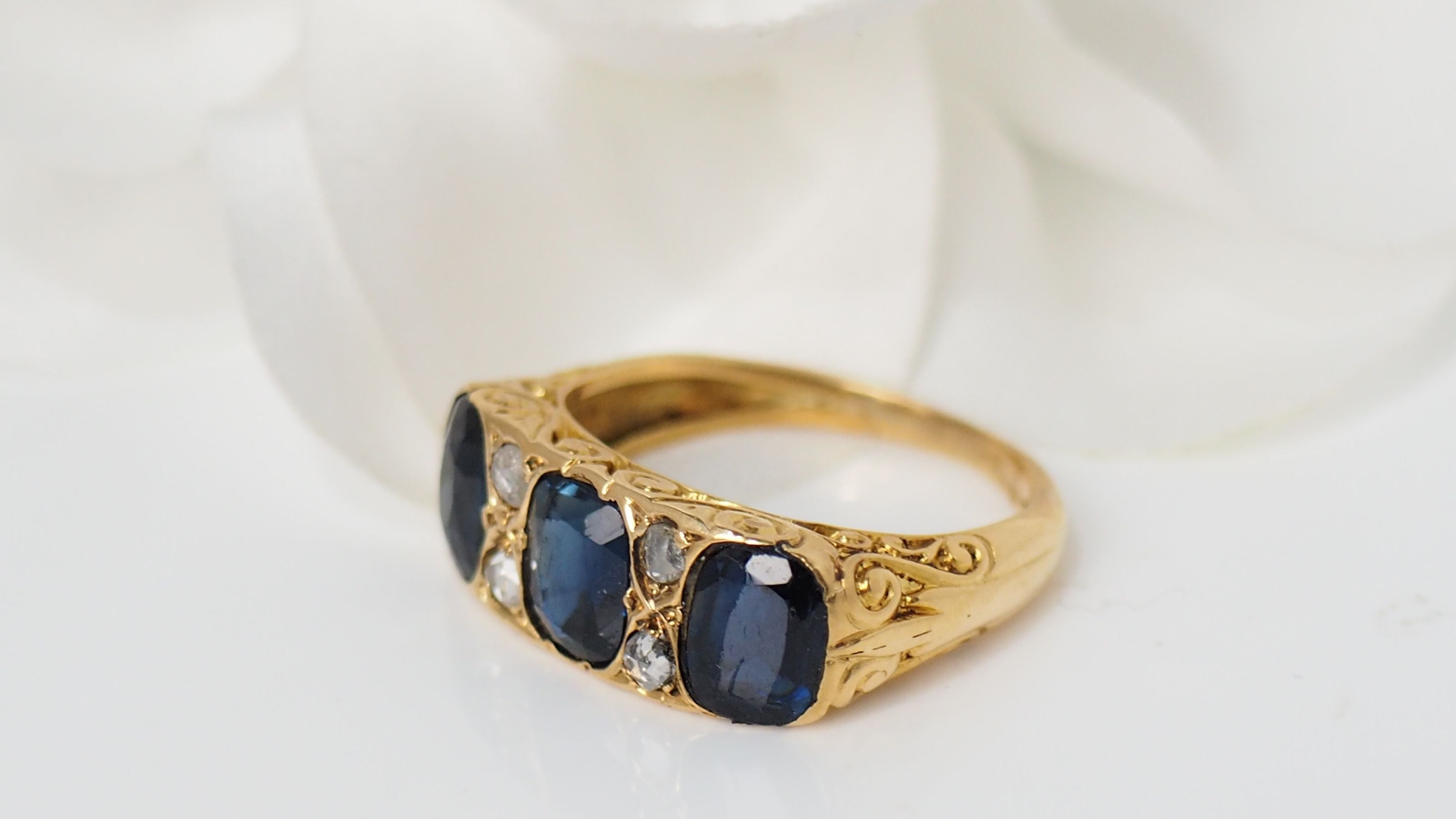 Garter ring in yellow gold, sapphires and diamonds 