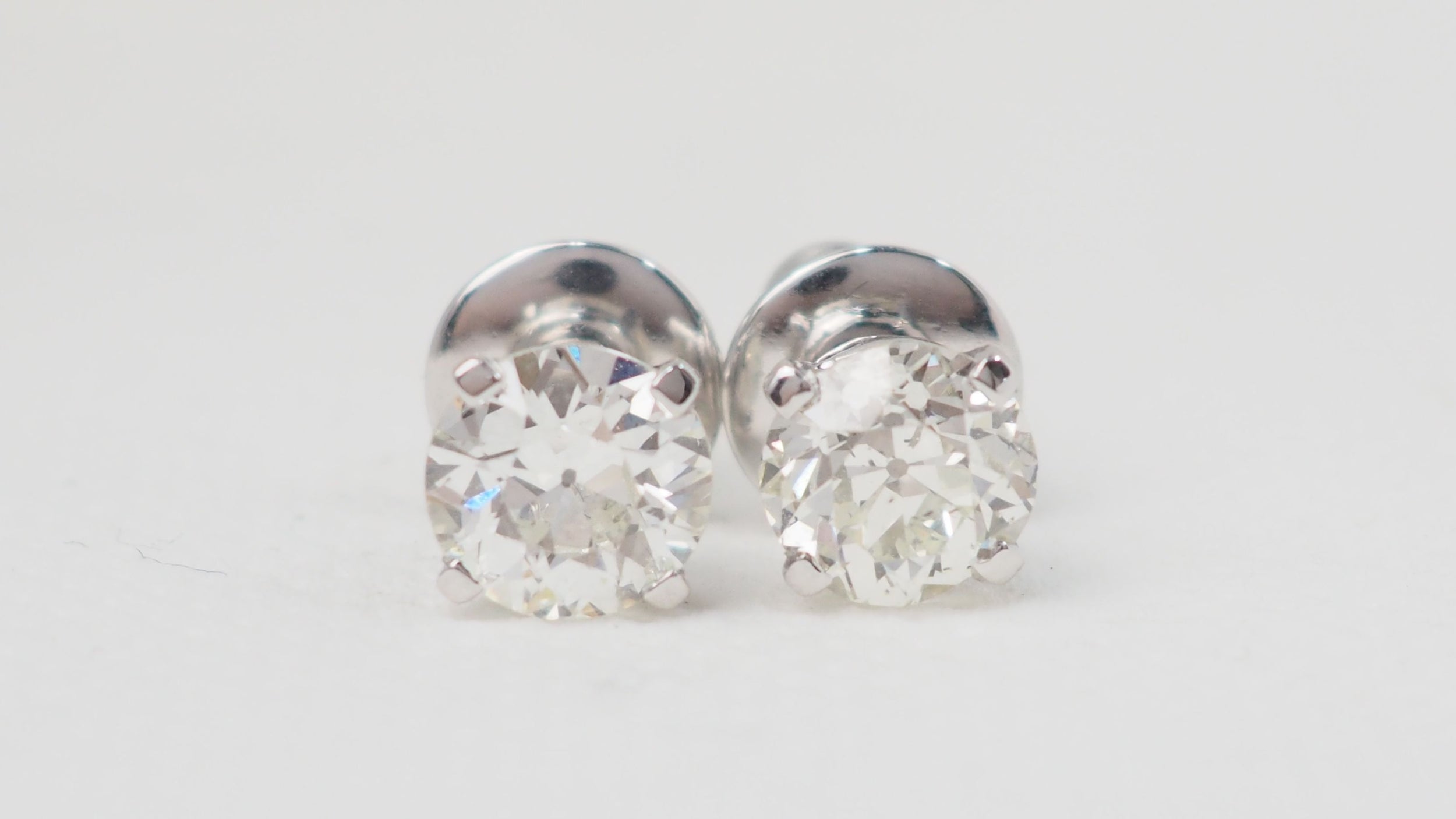 Puces d'oreilles en or blanc et diamants