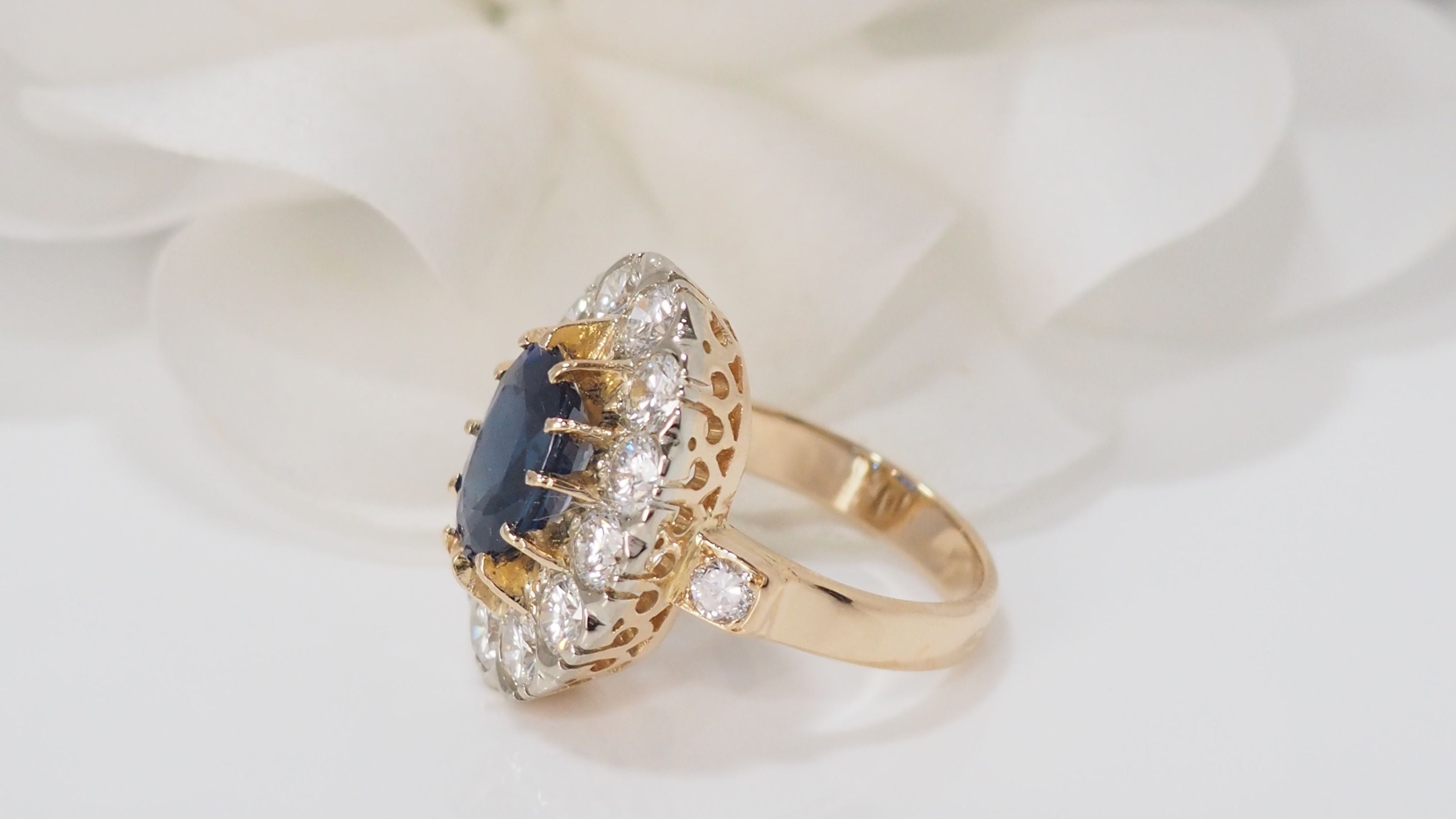 Pompadour ring in yellow gold sapphire and diamonds 