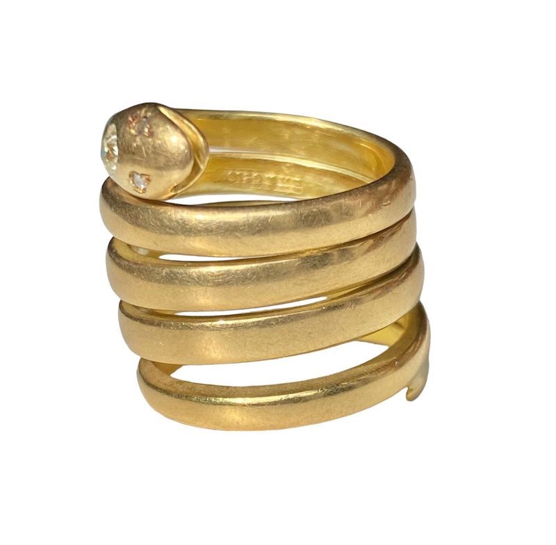 Bague composée d'un corps de serpent enroulé, en or jaune 18k