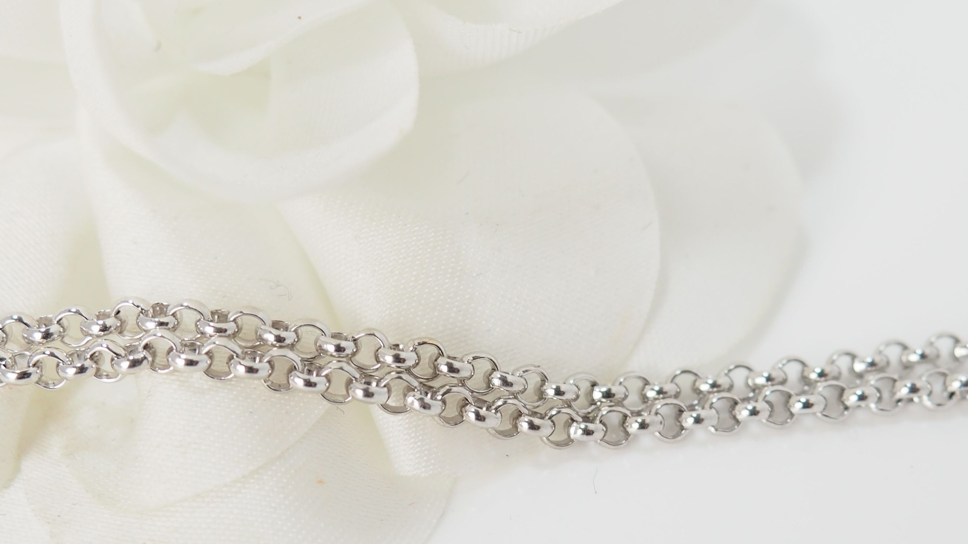 Collier pendentif coeur en or blanc et diamants