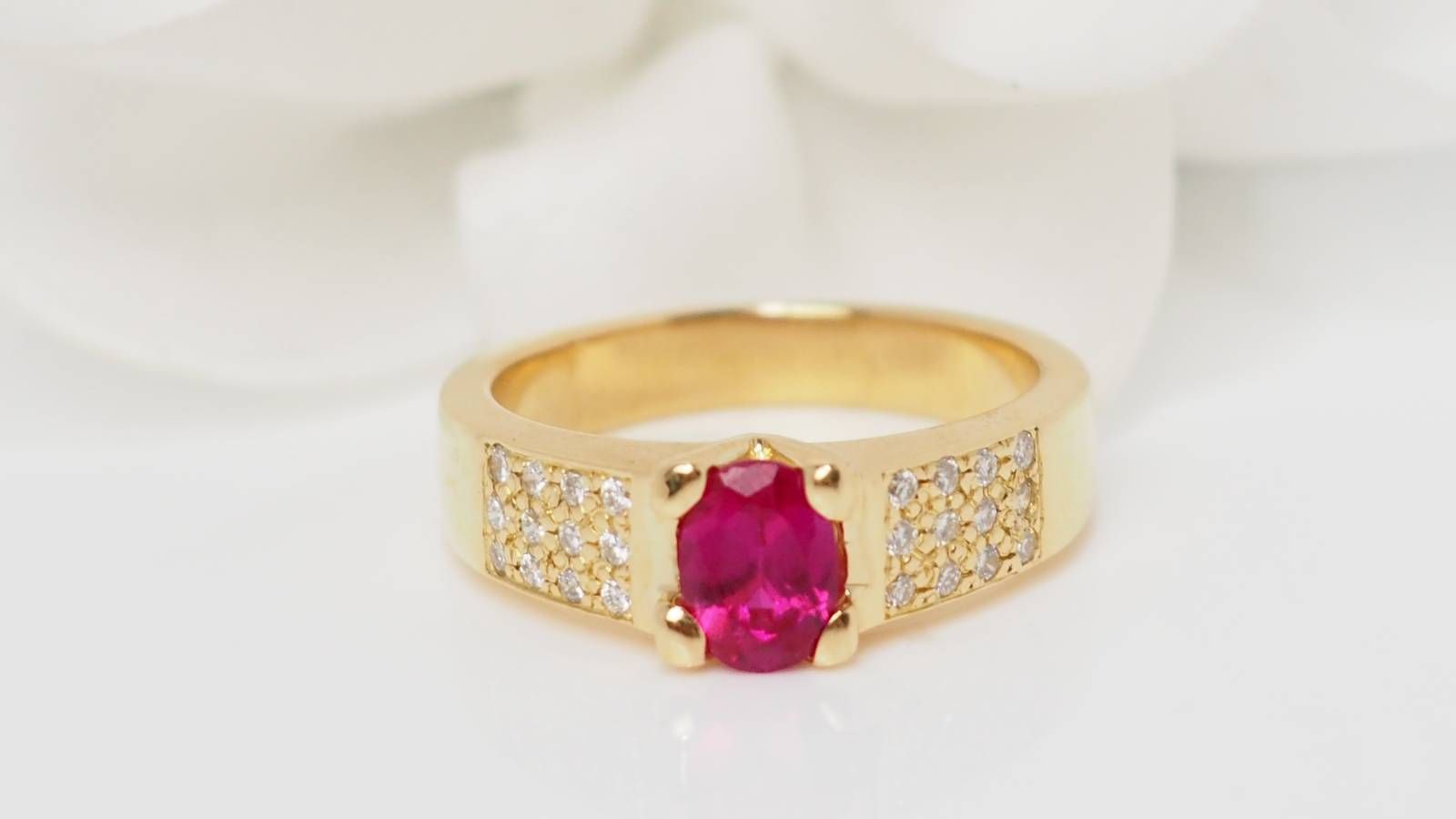Bague en or jaune, rubis et diamants