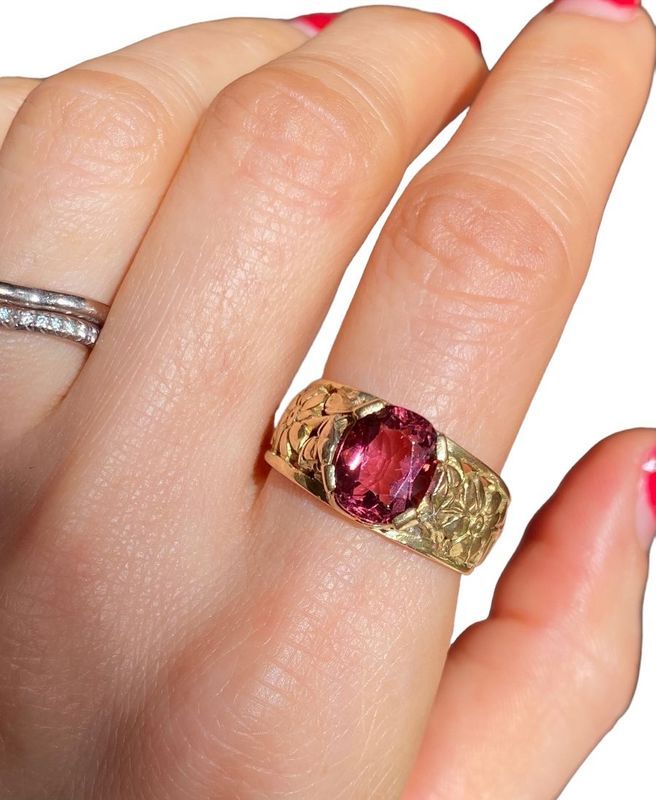 Art Nouveau ring, in 18k yellow gold set with a pink tourmaline 
