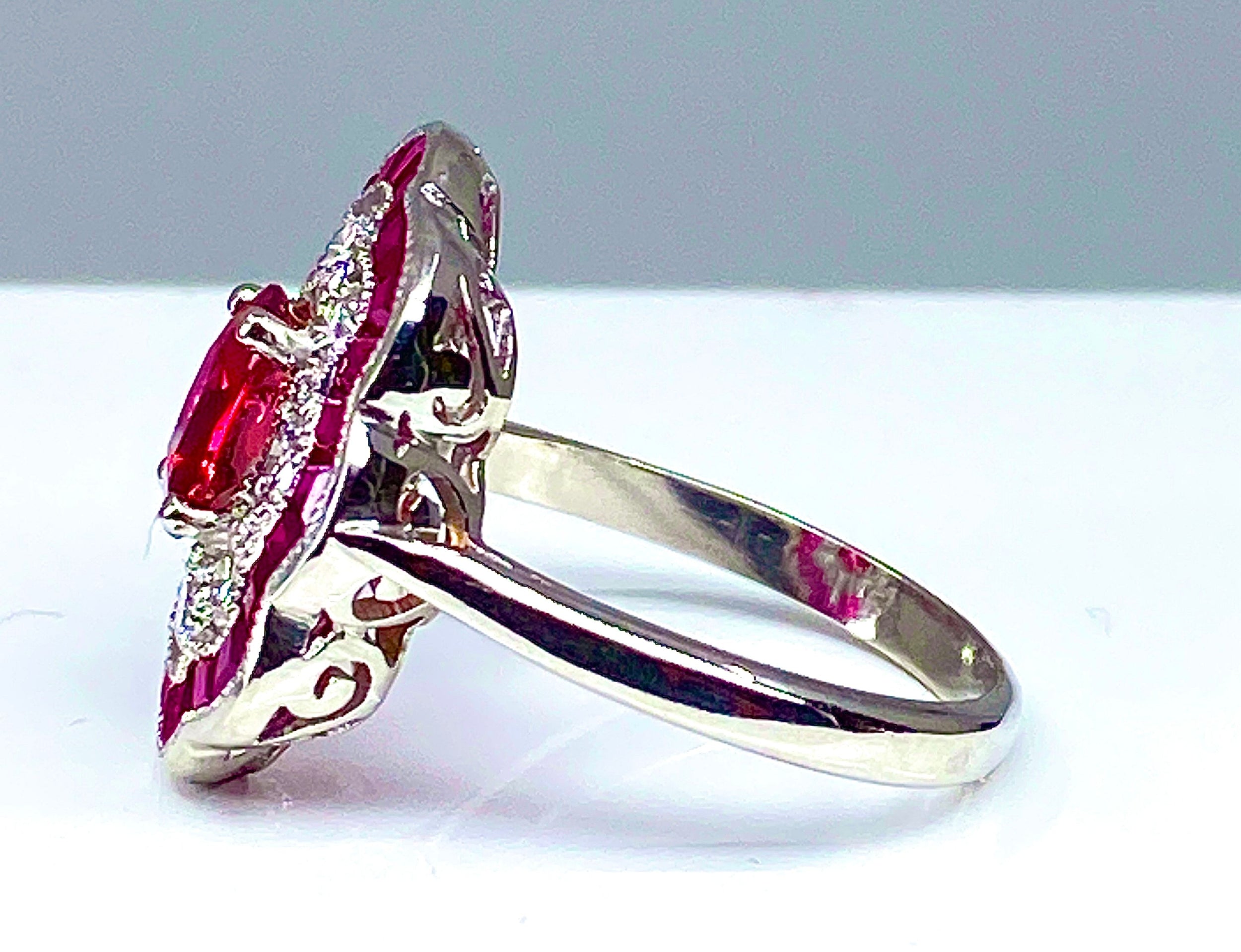 White gold ruby ​​and diamond daisy ring