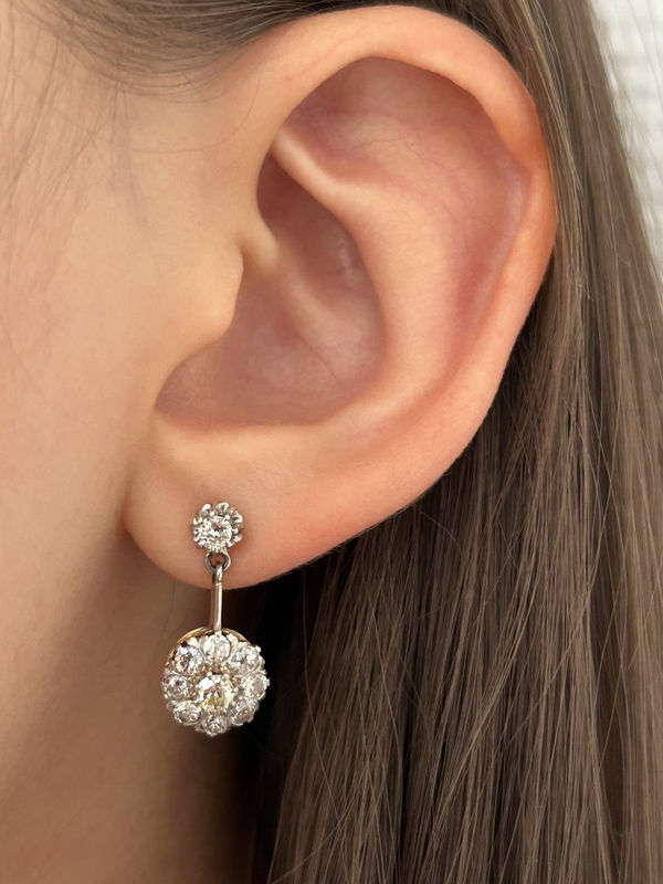 Boucles d’oreilles anciennes pendantes en or jaune 18K et diamants