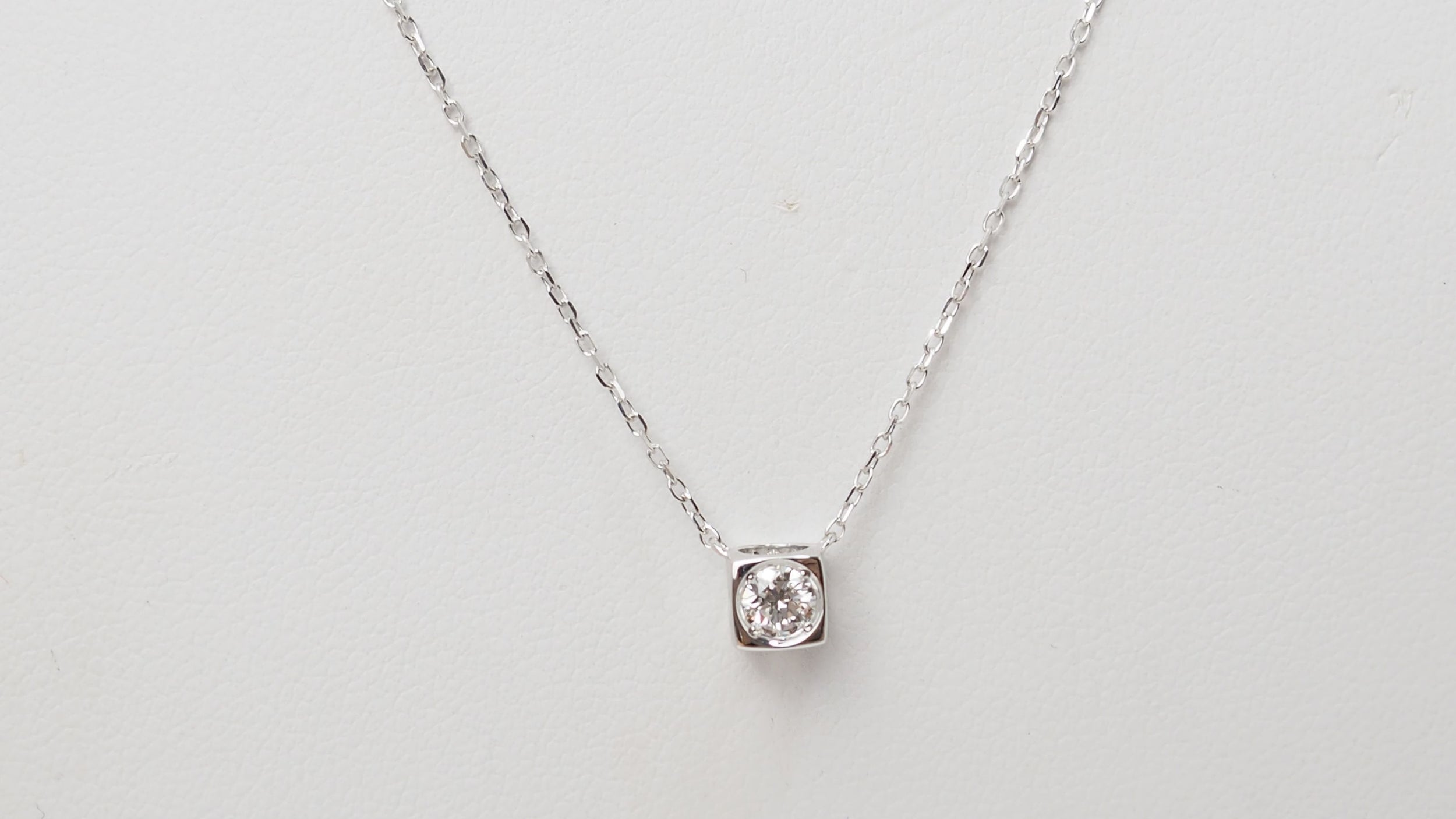 Collier Dinh Van Le Cube diamant en or blanc et diamant