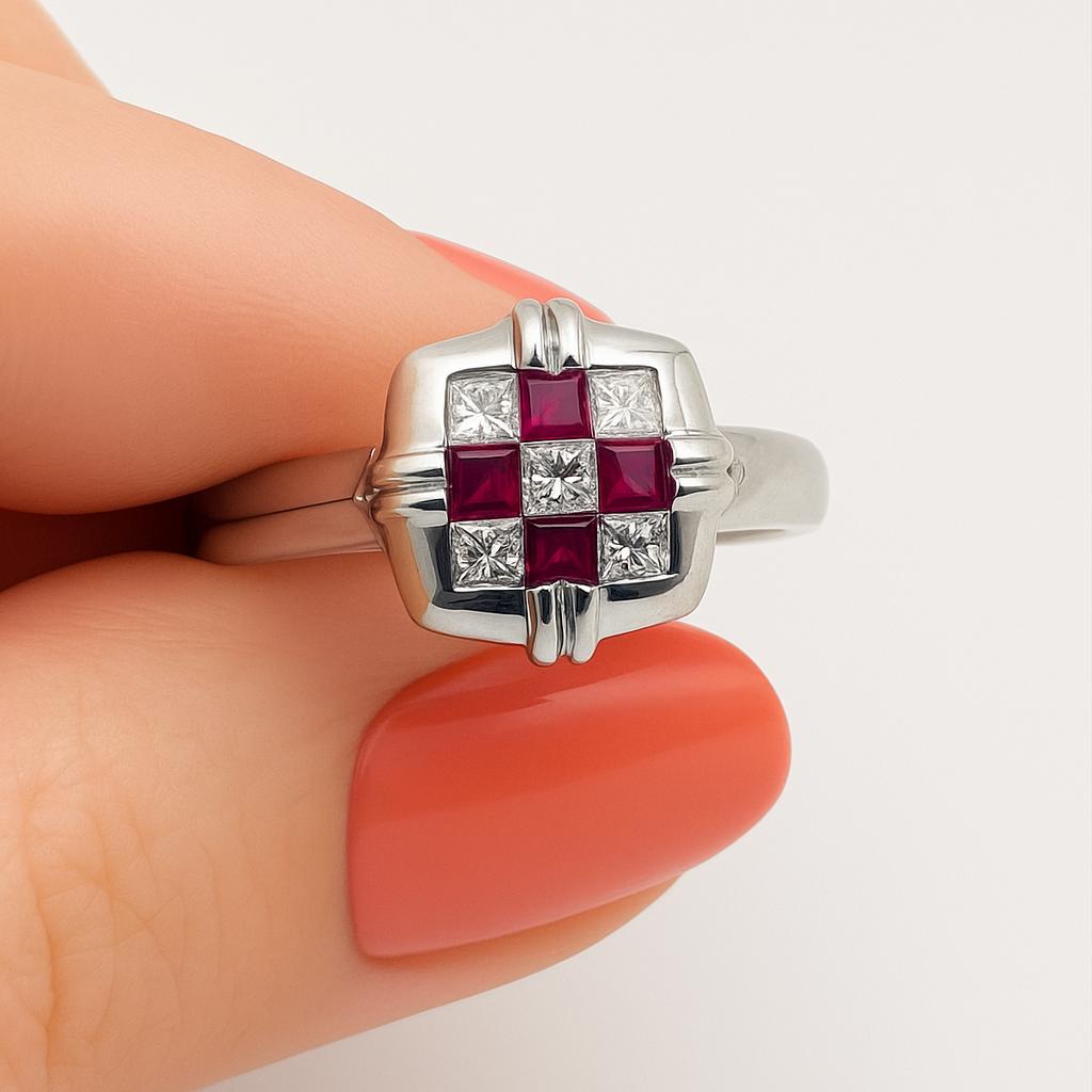 ANILLO DISEÑO MODERNO CON RUBÍES Y DIAMANTES