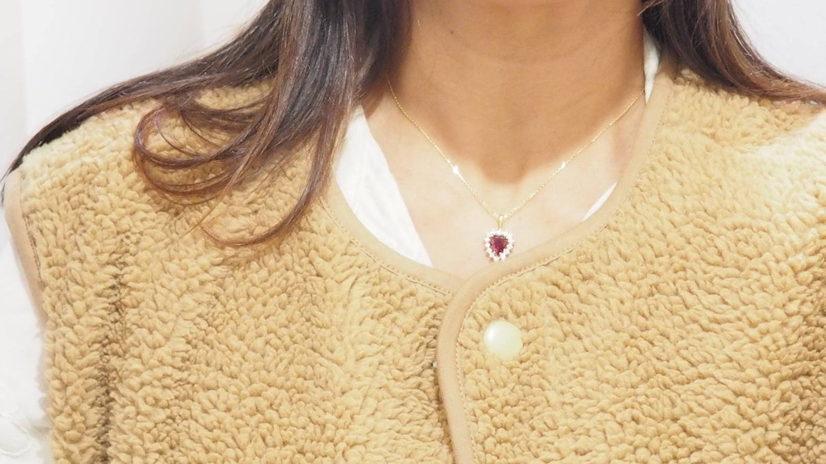 Collier pendentif coeur en or jaune, diamants et rubis