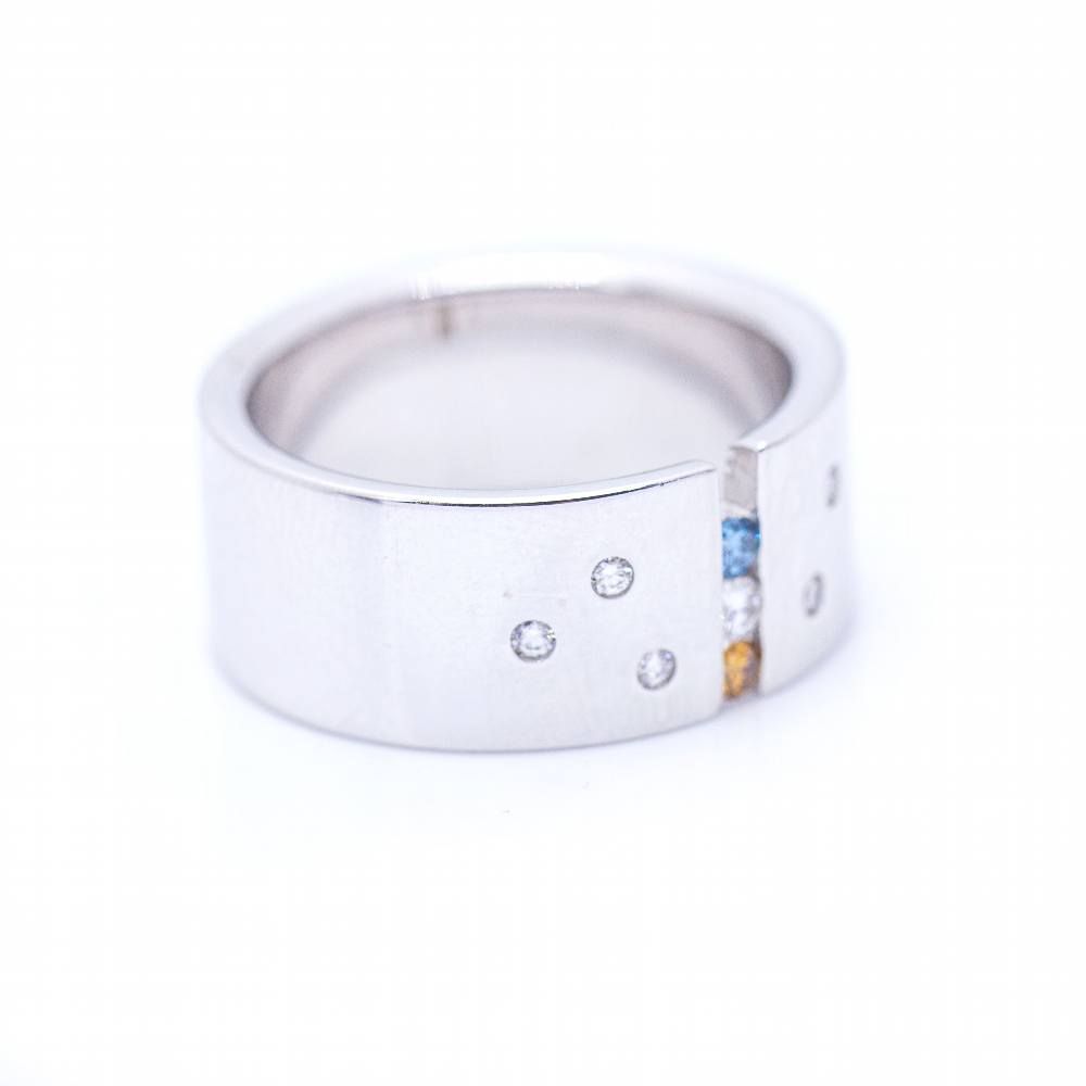 Bague en or avec diamants blancs et fancy d'occasion