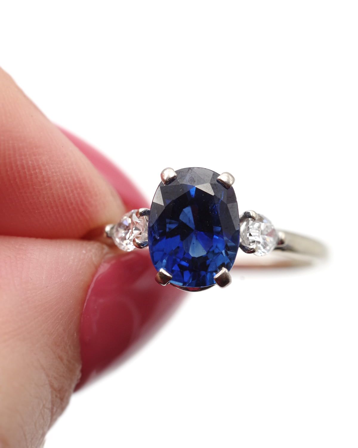 Bague saphir bleu 2.6 ct et diamants en or blanc