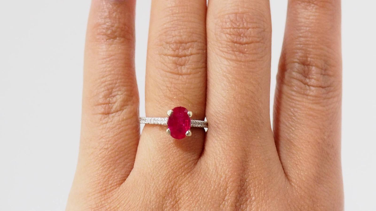 Bague en or blanc, rubis et diamants