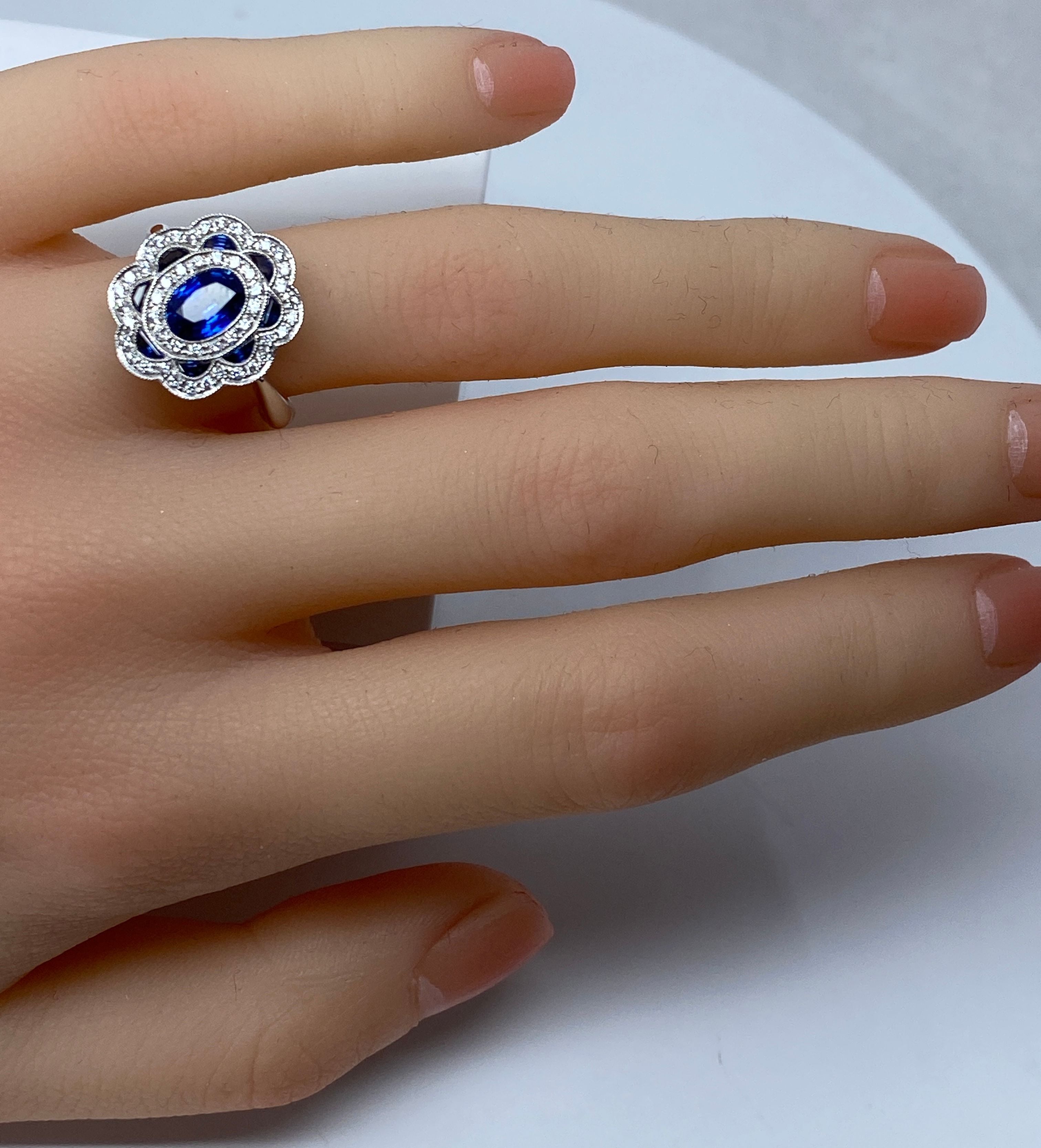 Bague marguerite en or 18 carats en saphirs et diamants