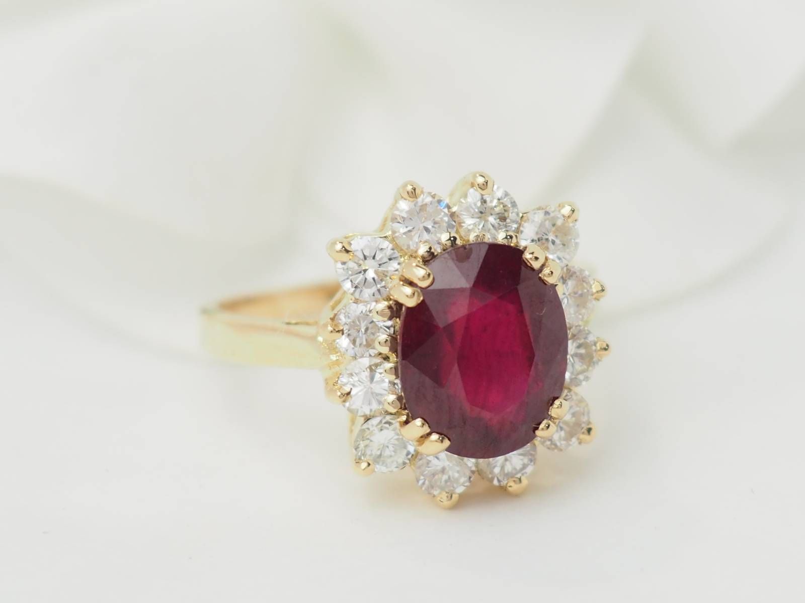 Bague entourage en or jaune rubis et diamants