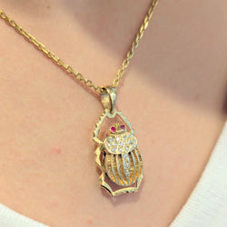 Pendentif animalier en or jaune diamants et rubis