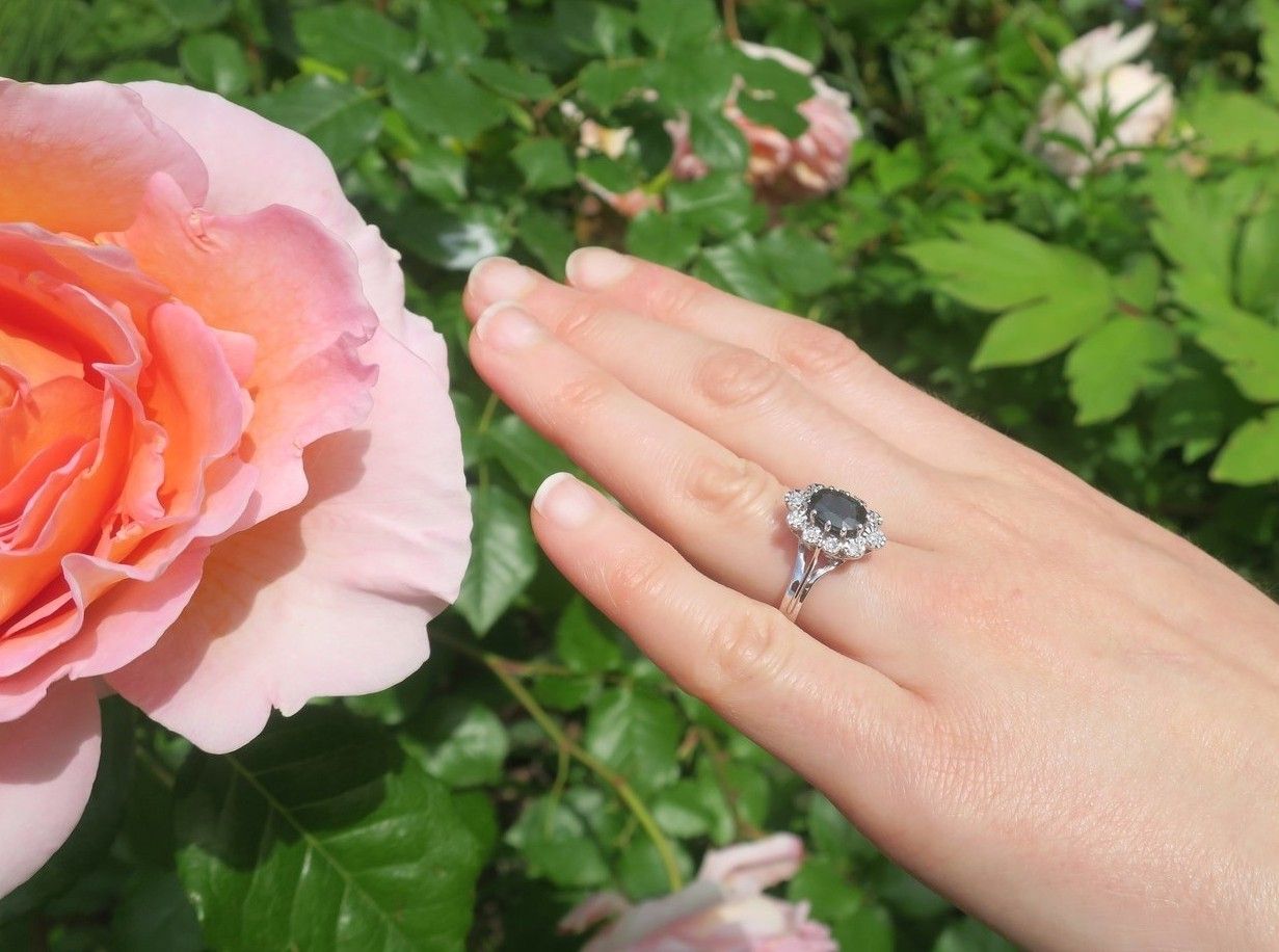 Bague Pompadour Saphir vert Diamants Or blanc