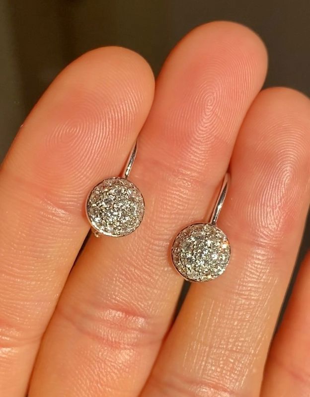 Boucles d'oreilles en or blanc 18k et diamants