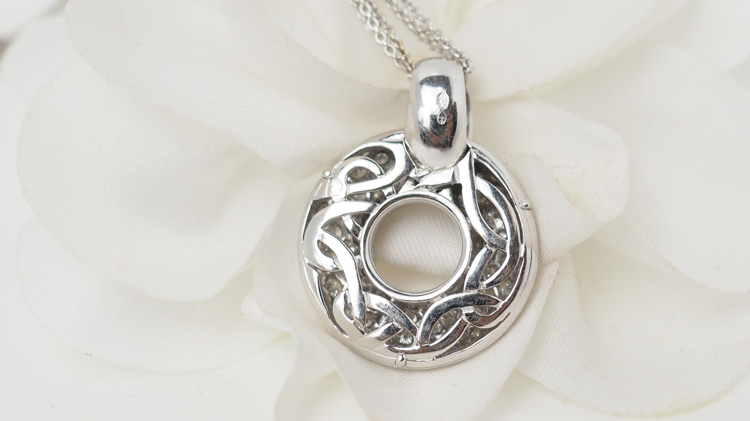 Collier en or blanc et diamants