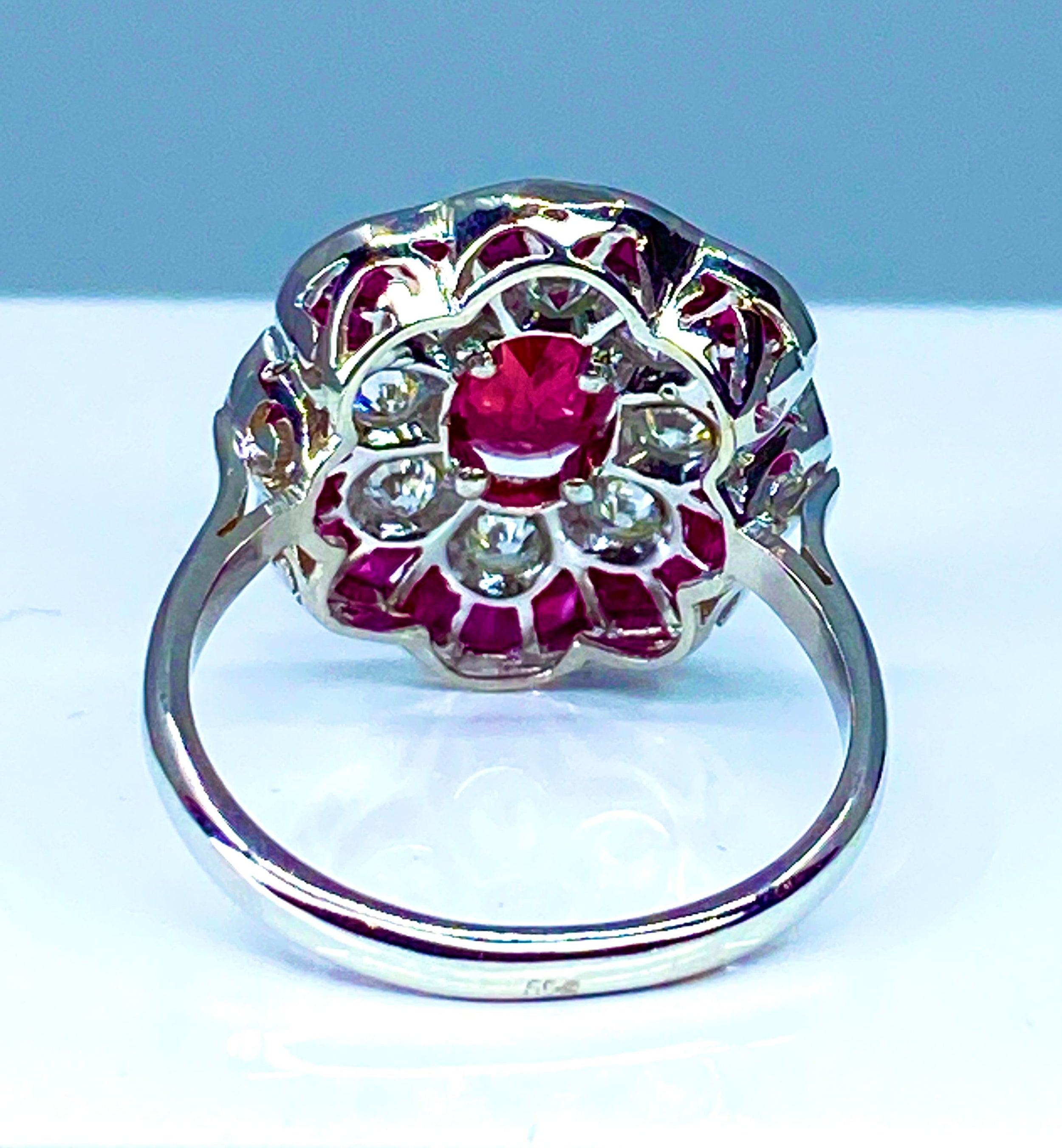 Bague marguerite en or blanc en rubis et diamants