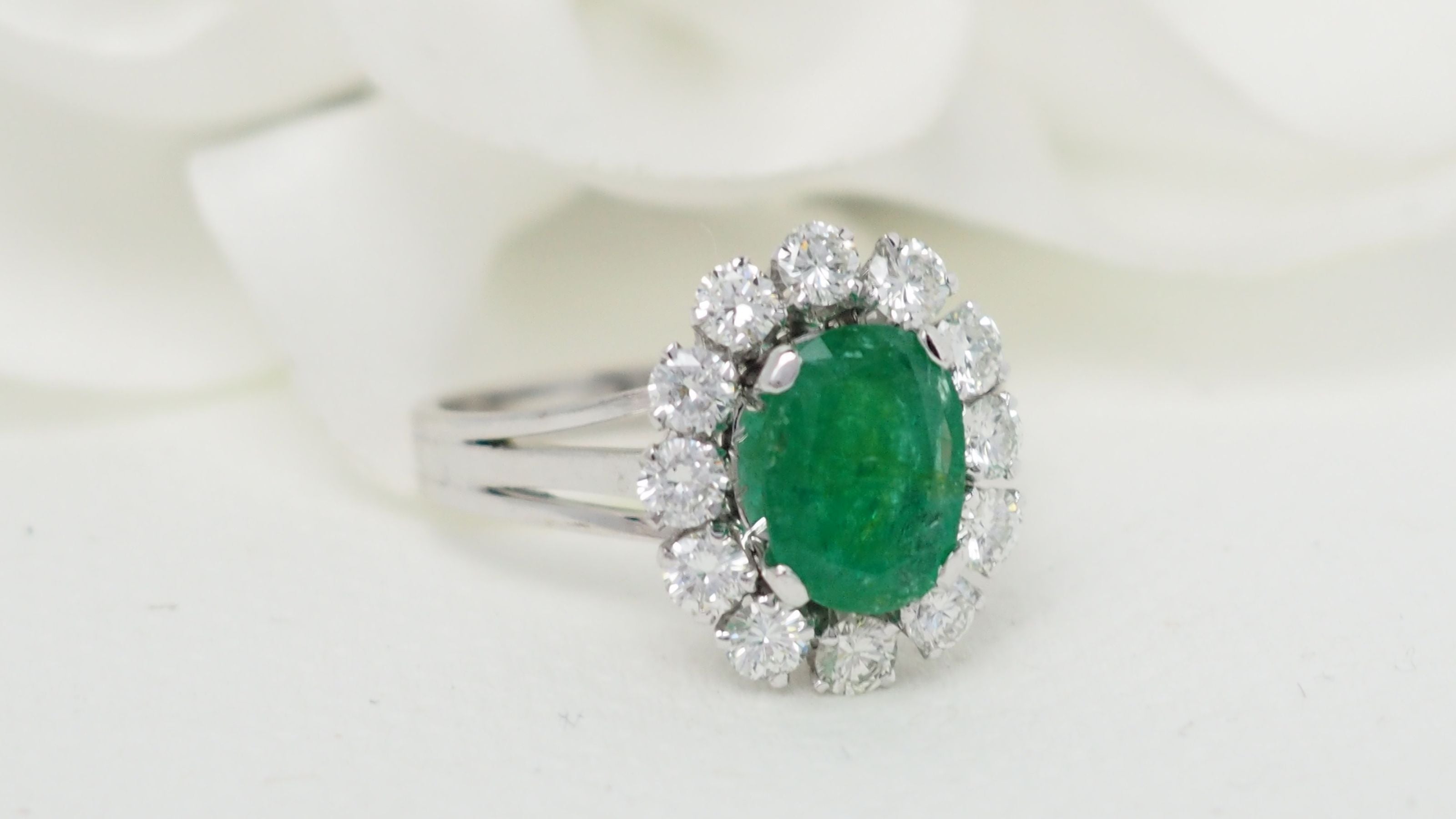 Bague entourage en or blanc, émeraude ovale et diamants