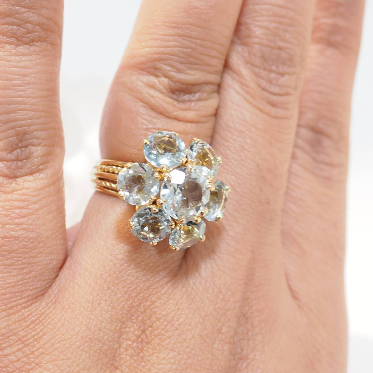 Bague en or jaune et aigue-marine