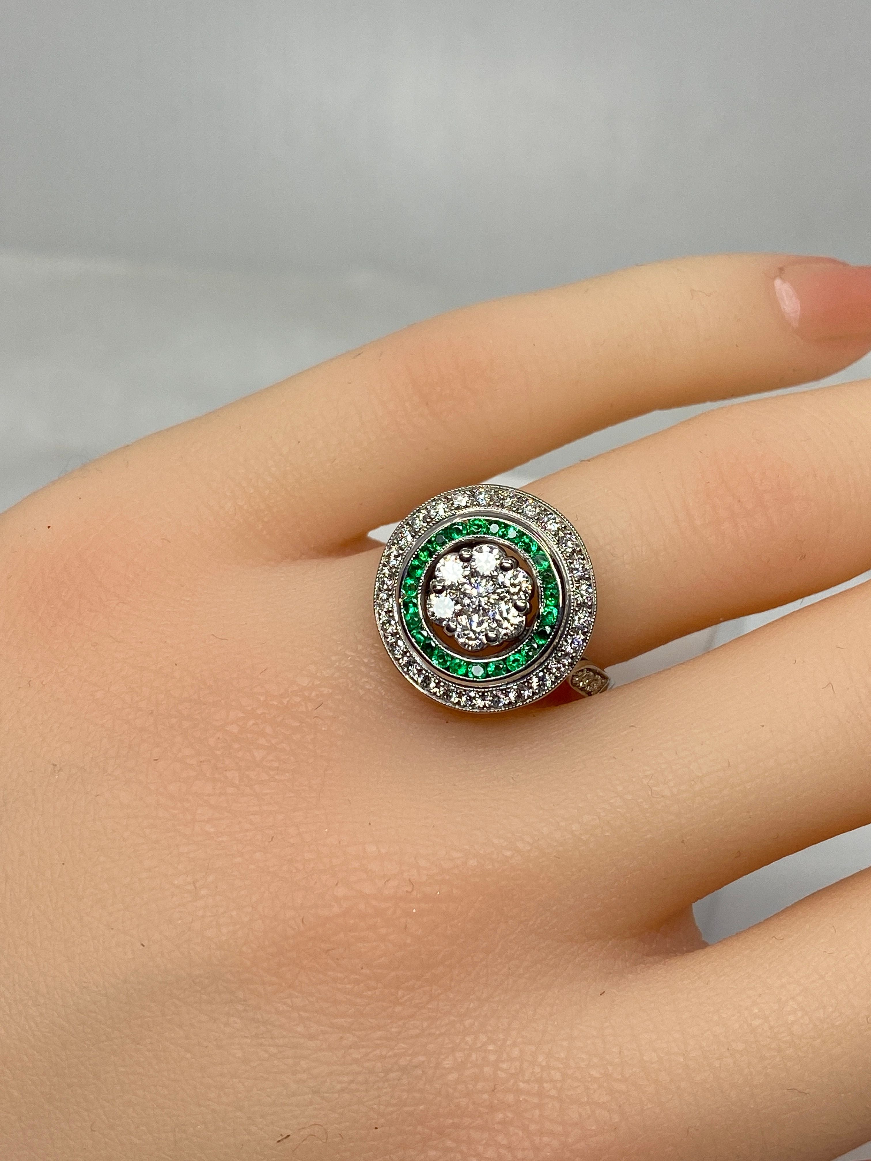 Bague ronde en or 18 carats en émeraudes et diamants de style ART DECO