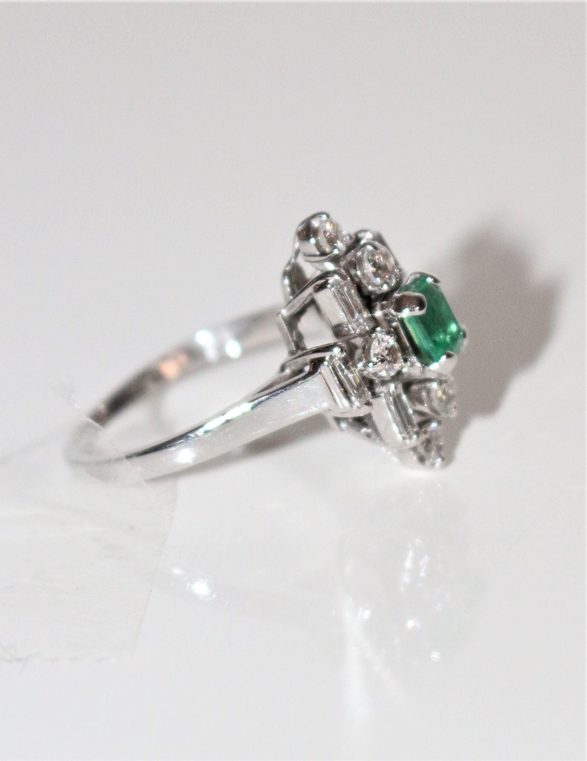 Marquise Fleur ring in white gold and emerald