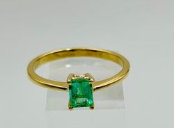 ANIILLO SOLITARIO DE ORO AMARILLO CON ESMERALDA CORTE ESMERALDA