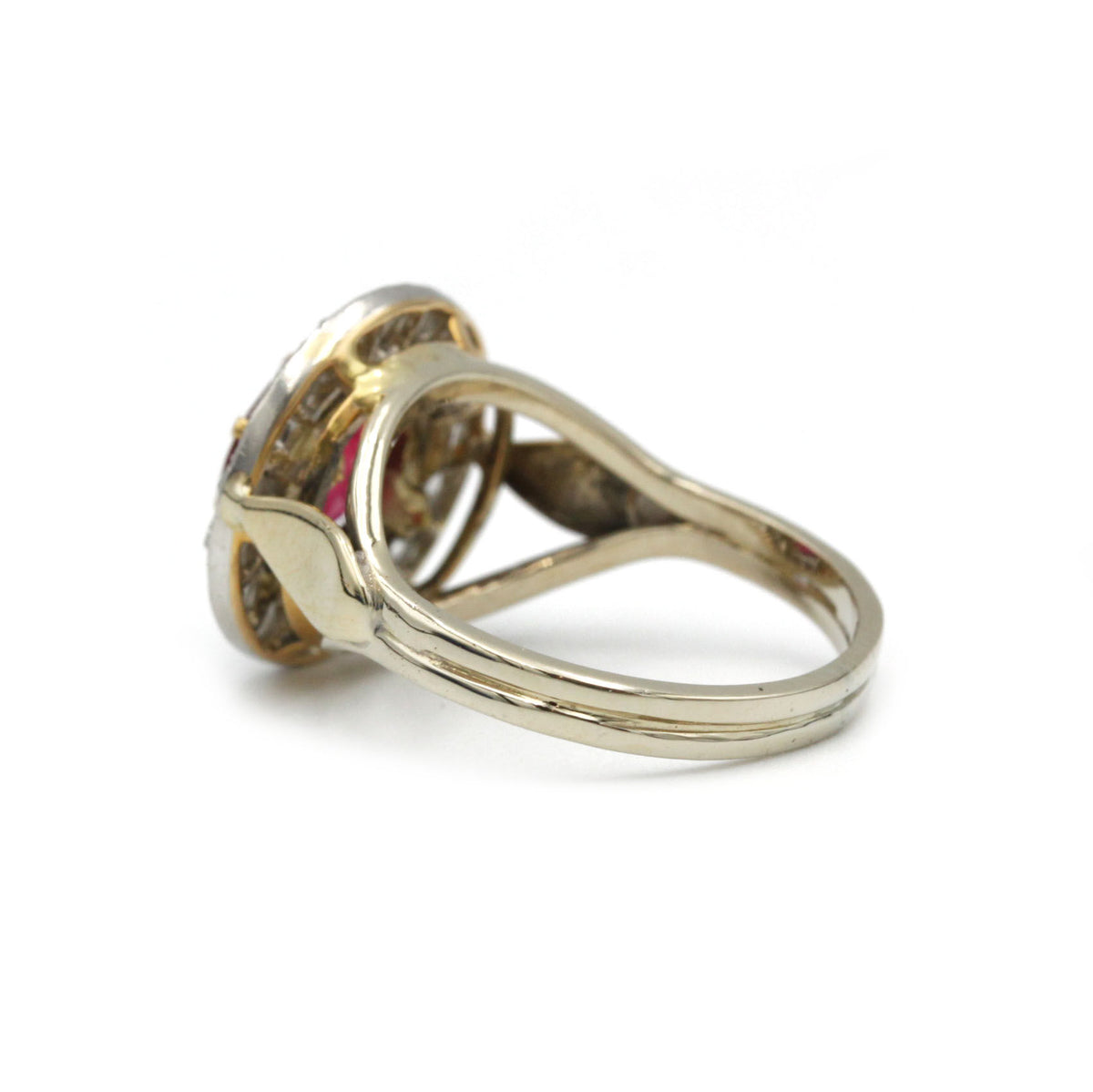 Bague - Or jaune, grenat et diamants