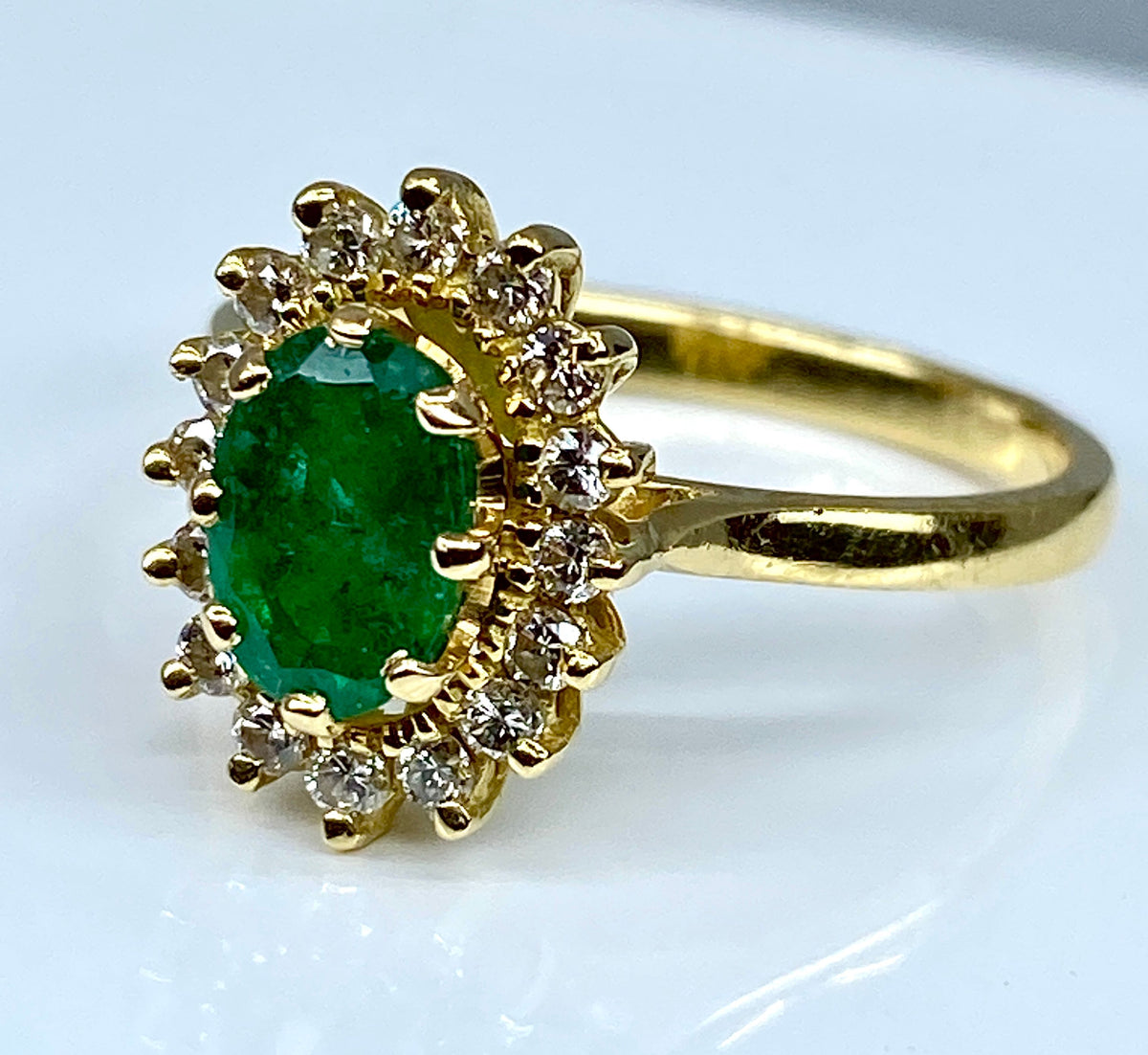 Bague marguerite en or 18 carats en émeraude et diamants