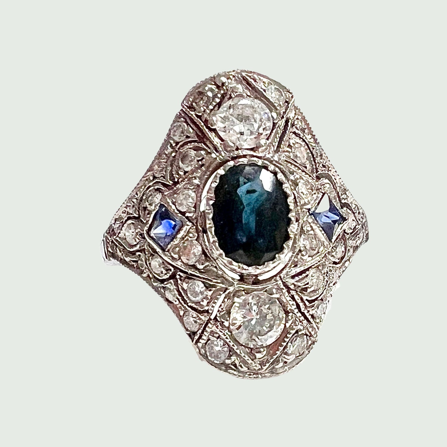 SORTIJA de PLATINO ESTILO ART DECO con ZAFIRO y DIAMANTES