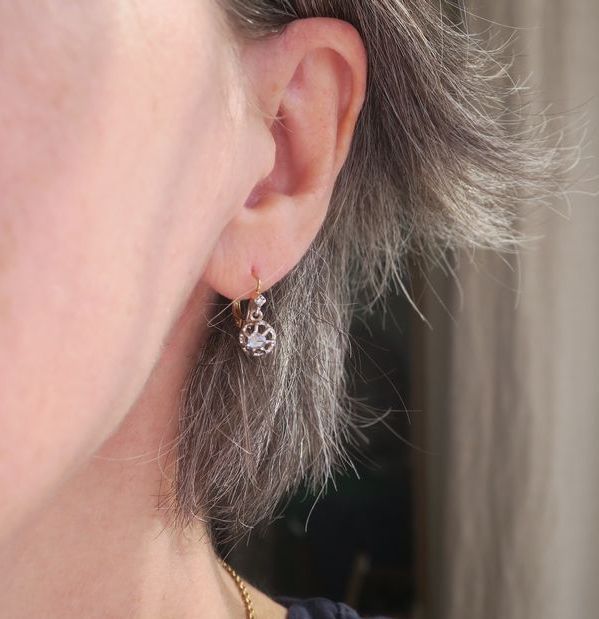 Boucles d’oreilles Dormeuses en or jaune, platine et diamants