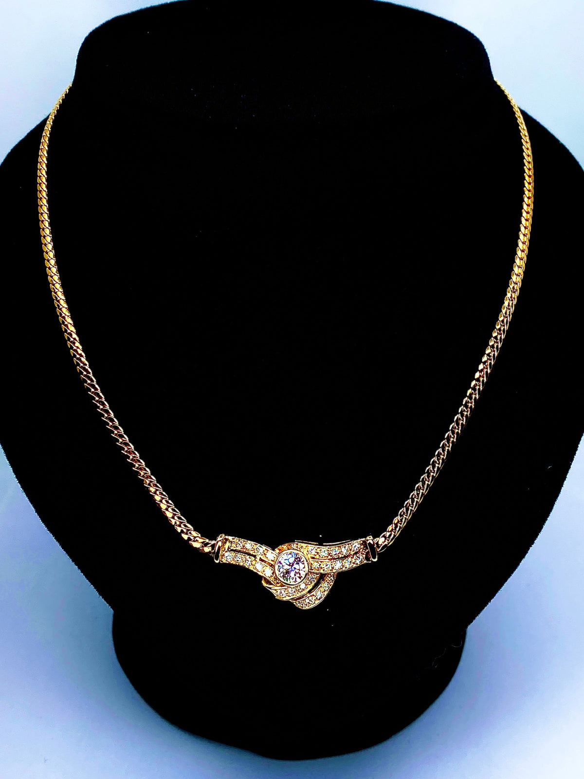 Collier en or jaune 18 carats et motif en diamants