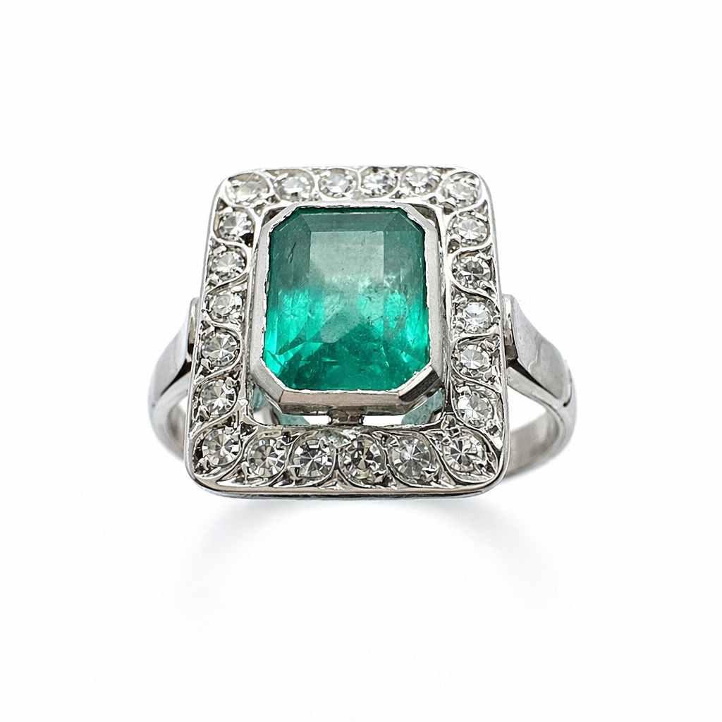 Bague art déco en or blanc et diamants et émeraude