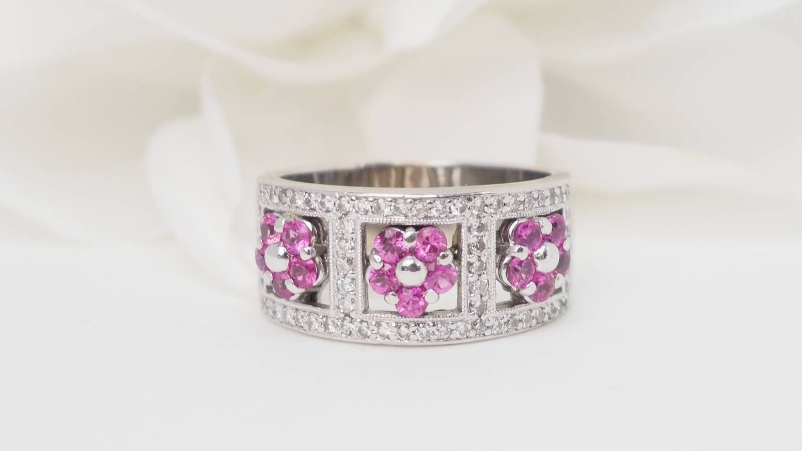Bague bandeau en or blanc, topazes roses et diamants