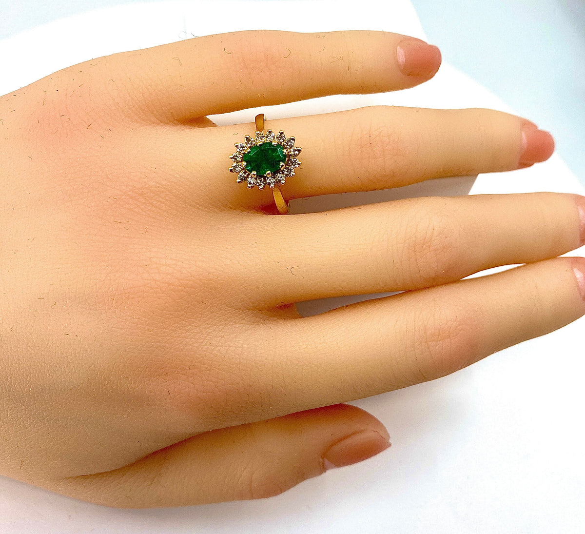 Bague marguerite en or 18 carats en émeraude et diamants